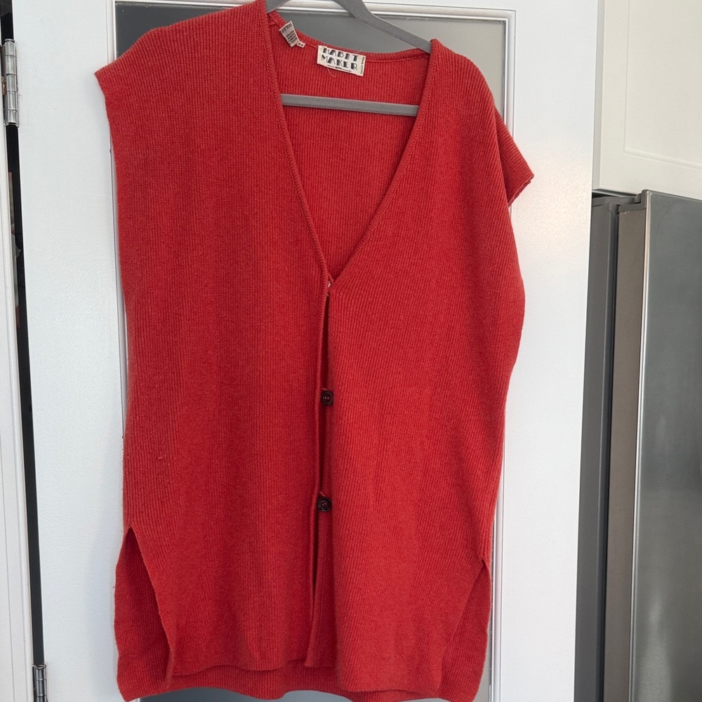 Cashmere Red sleeveless cardigan